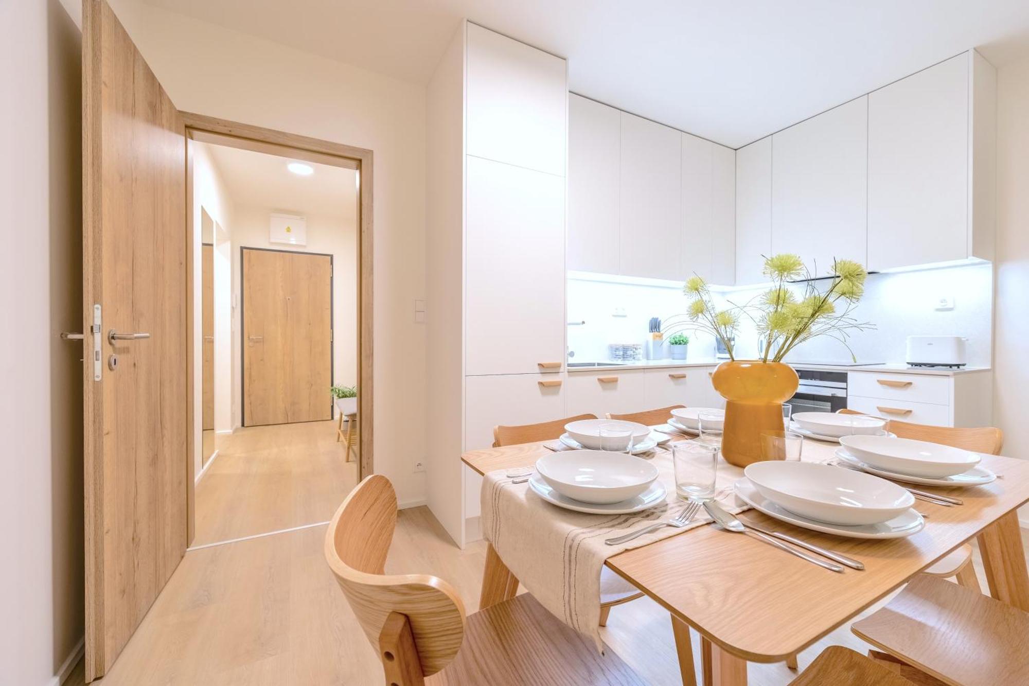 Appartamento Bright 2Br - 5Th Floor, Balcony, Free Parking By Gravity Praga Esterno foto