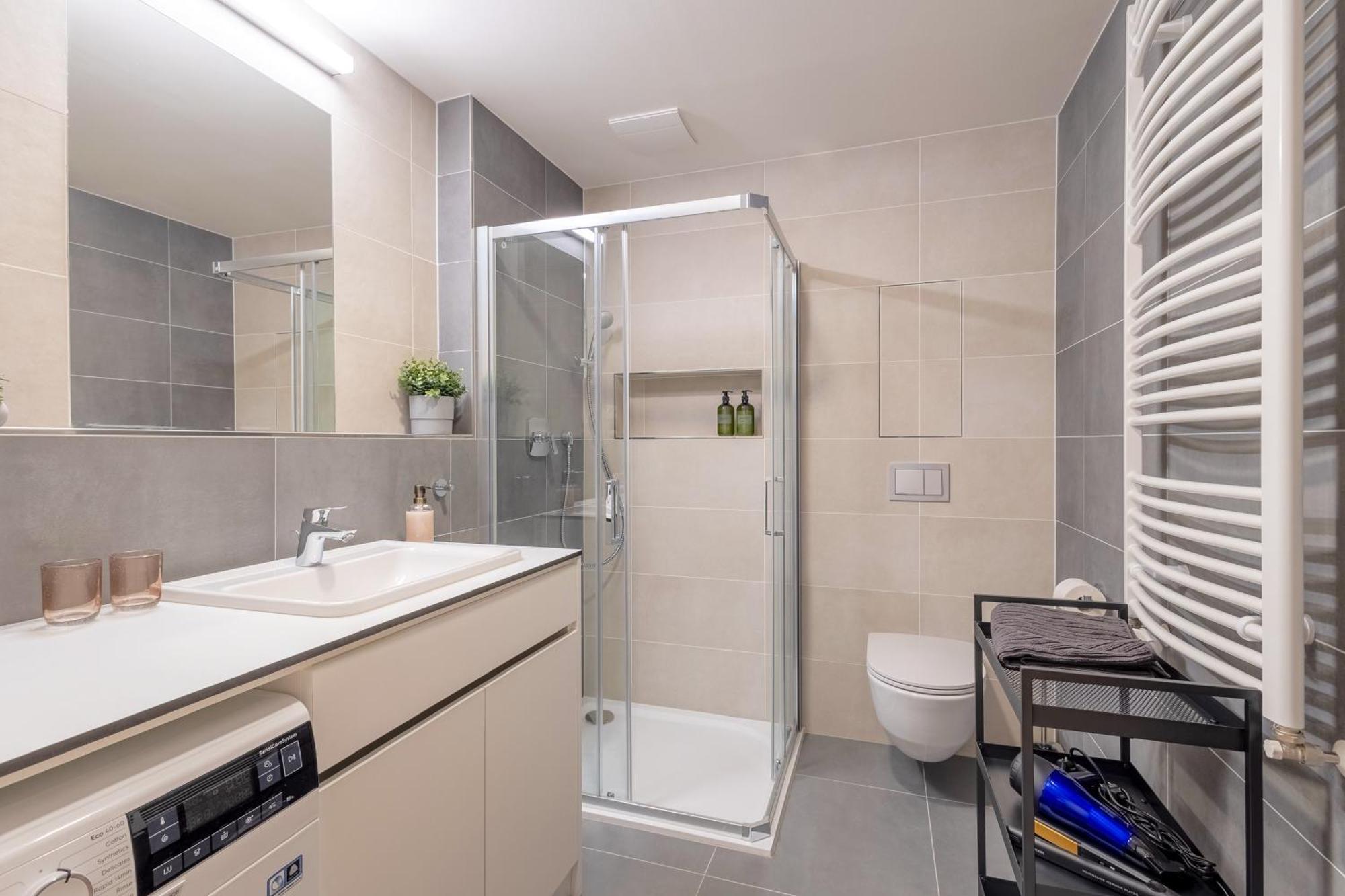 Appartamento Bright 2Br - 5Th Floor, Balcony, Free Parking By Gravity Praga Esterno foto