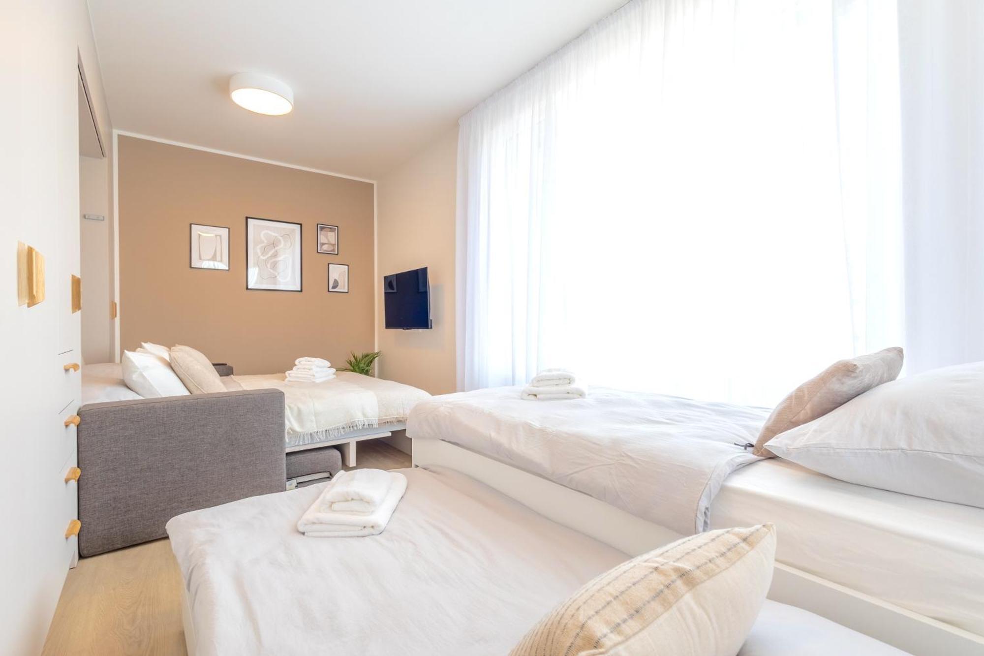 Appartamento Bright 2Br - 5Th Floor, Balcony, Free Parking By Gravity Praga Esterno foto