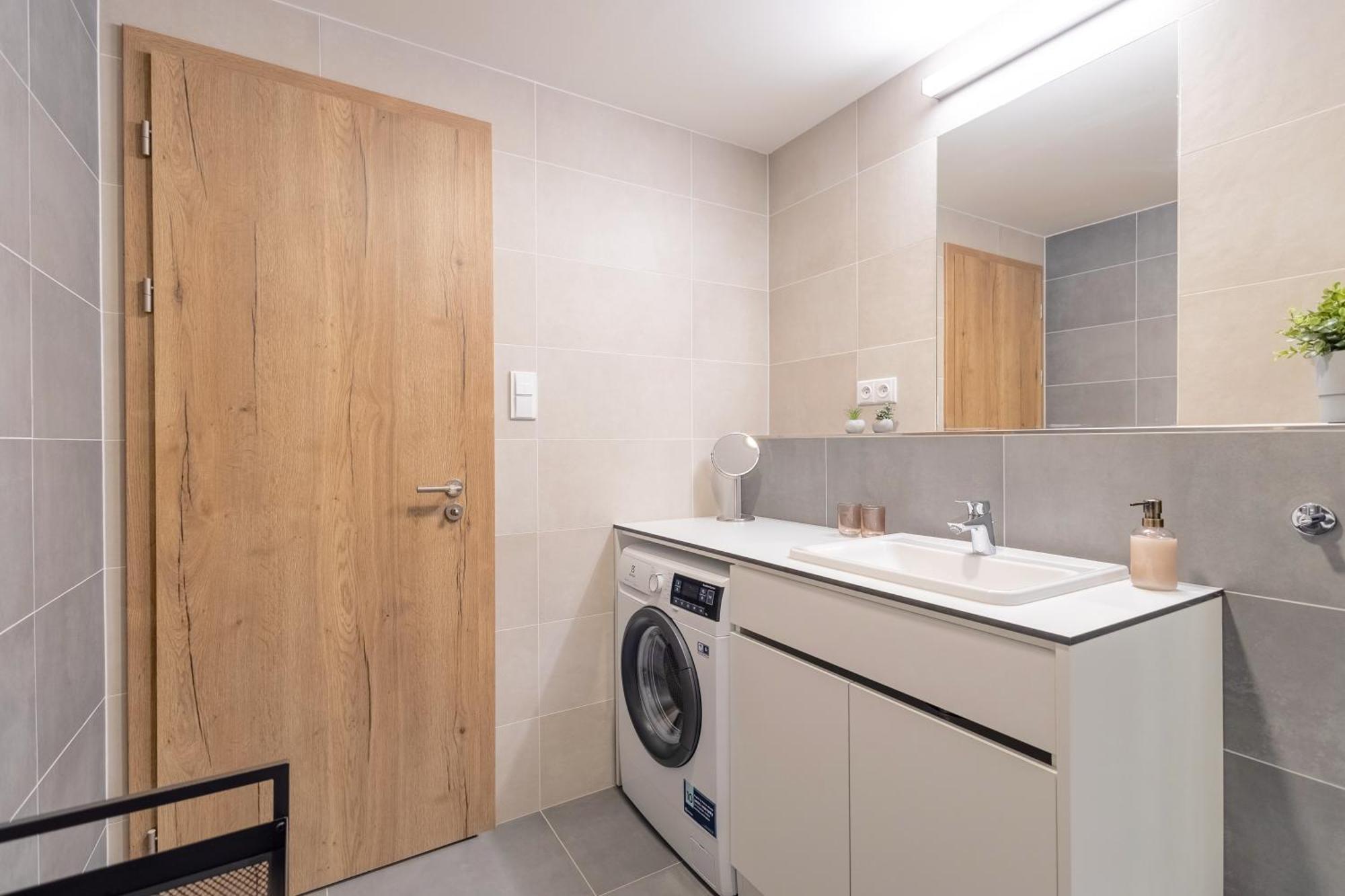 Appartamento Bright 2Br - 5Th Floor, Balcony, Free Parking By Gravity Praga Esterno foto