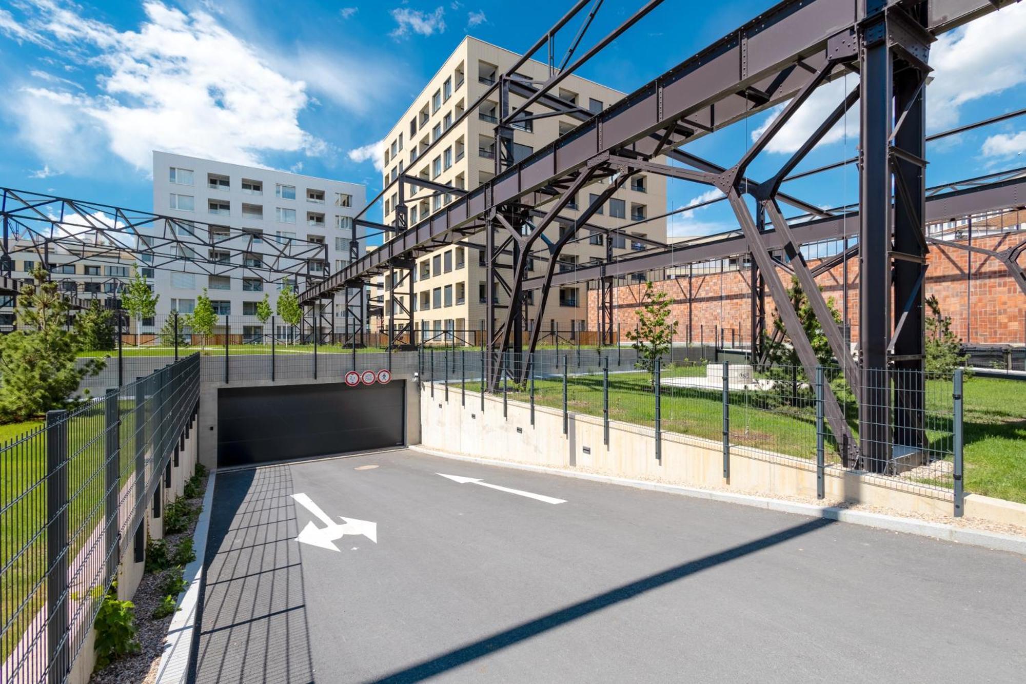 Appartamento Bright 2Br - 5Th Floor, Balcony, Free Parking By Gravity Praga Esterno foto