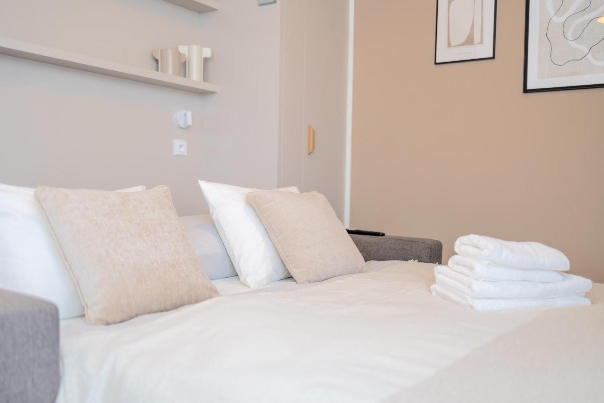 Appartamento Bright 2Br - 5Th Floor, Balcony, Free Parking By Gravity Praga Esterno foto
